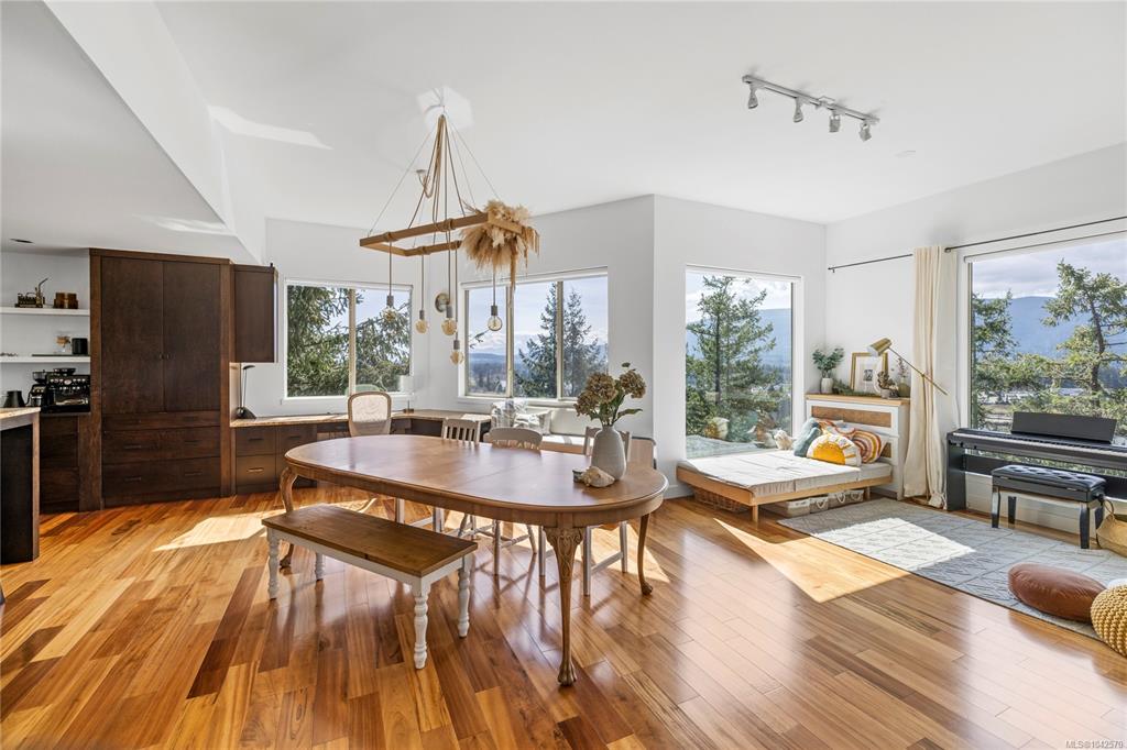 340 Summit Dr, 1042570, BC,