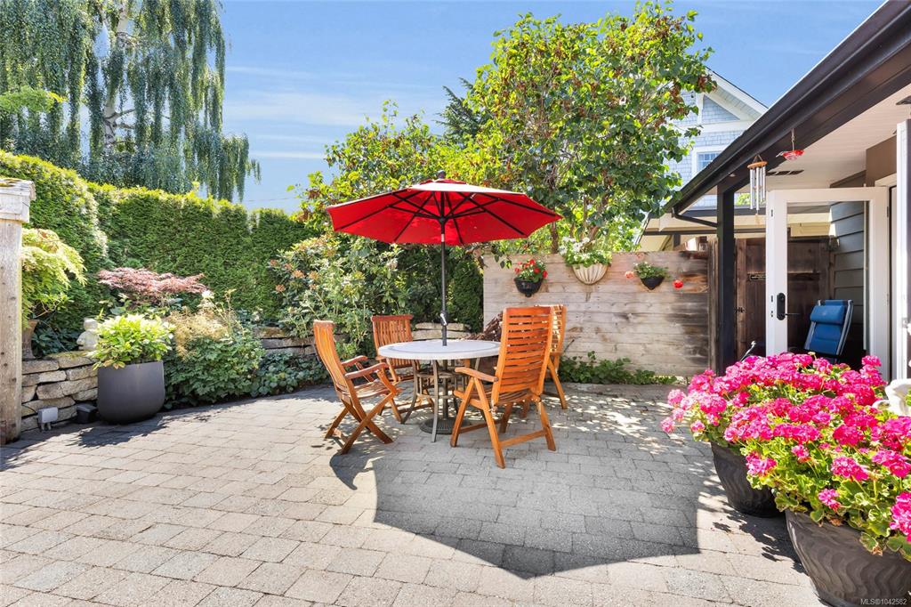 Fifth View of 2482 Hazel St, Oak Bay, BC, V8S 2X5