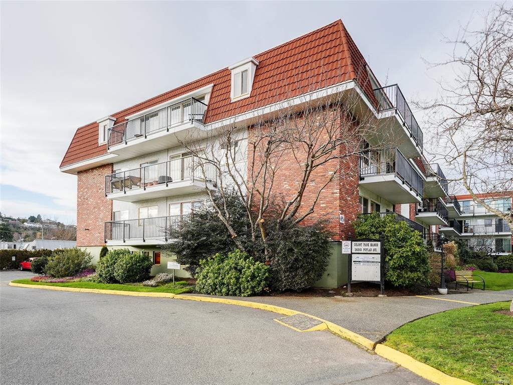 Third View of 1680 Poplar Ave, Colony Park Manor, Saanich, BC, V8P 4K7