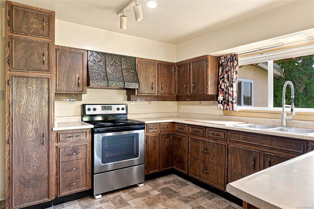 Fourth View of 950 Dunn Ave, Saanich, BC, V8X 2Z4