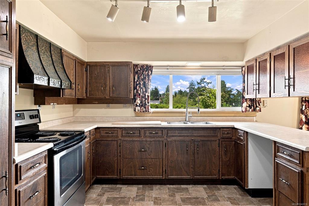Fifth View of 950 Dunn Ave, Saanich, BC, V8X 2Z4