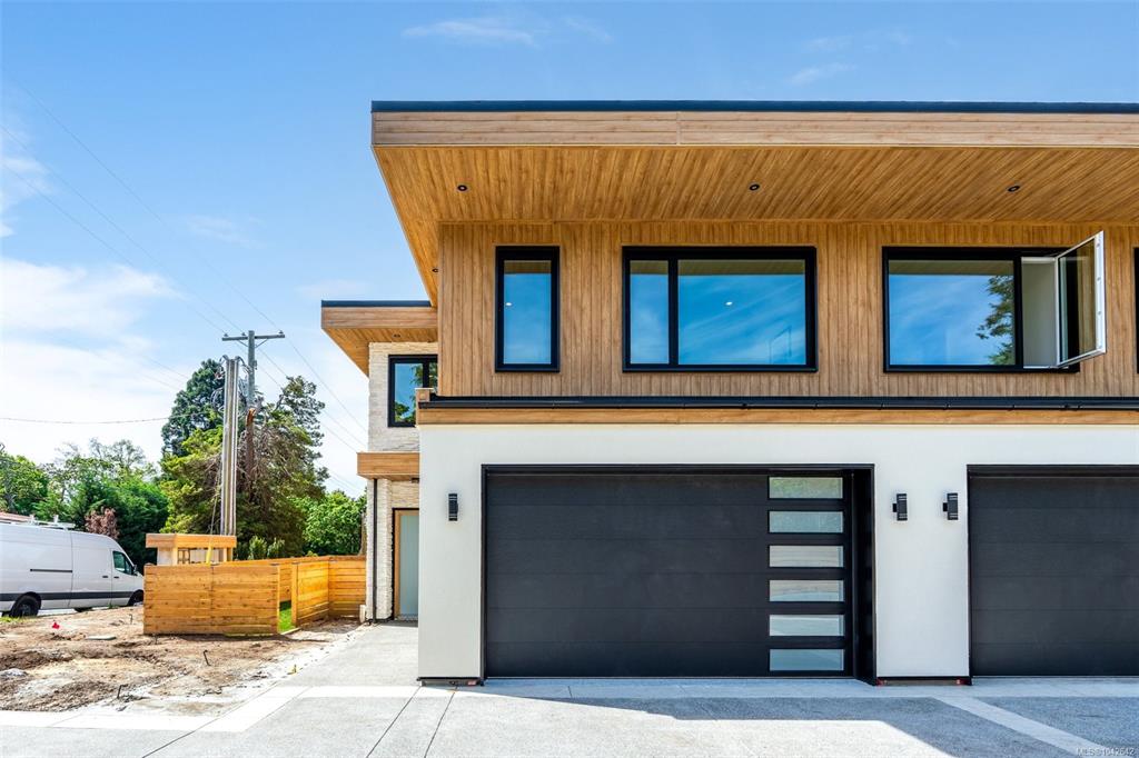 Fifth View of 3022 Cadboro Bay Rd, Oak Bay, BC, V8R 5J9