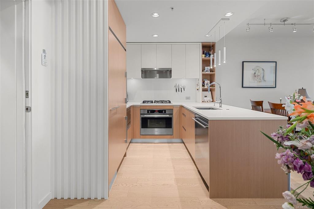 Fourth View of 1033 Cook St, Victoria, BC, V8V 0E1