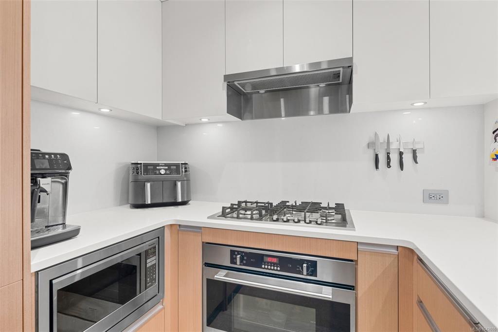 Fifth View of 1033 Cook St, Victoria, BC, V8V 0E1