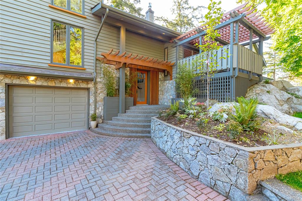 Fifth View of 4906 Cordova Bay Rd, Saanich, BC, V8Y 2J5
