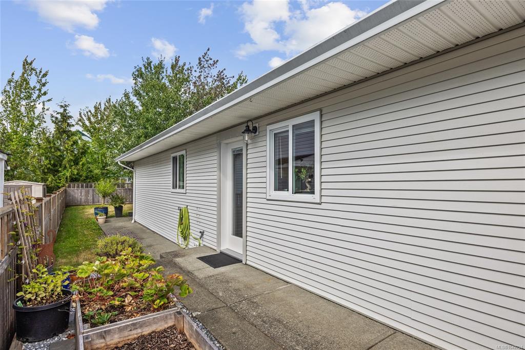 Fifth View of 2407 Willemar Ave, Courtenay, BC, V9N 3M8