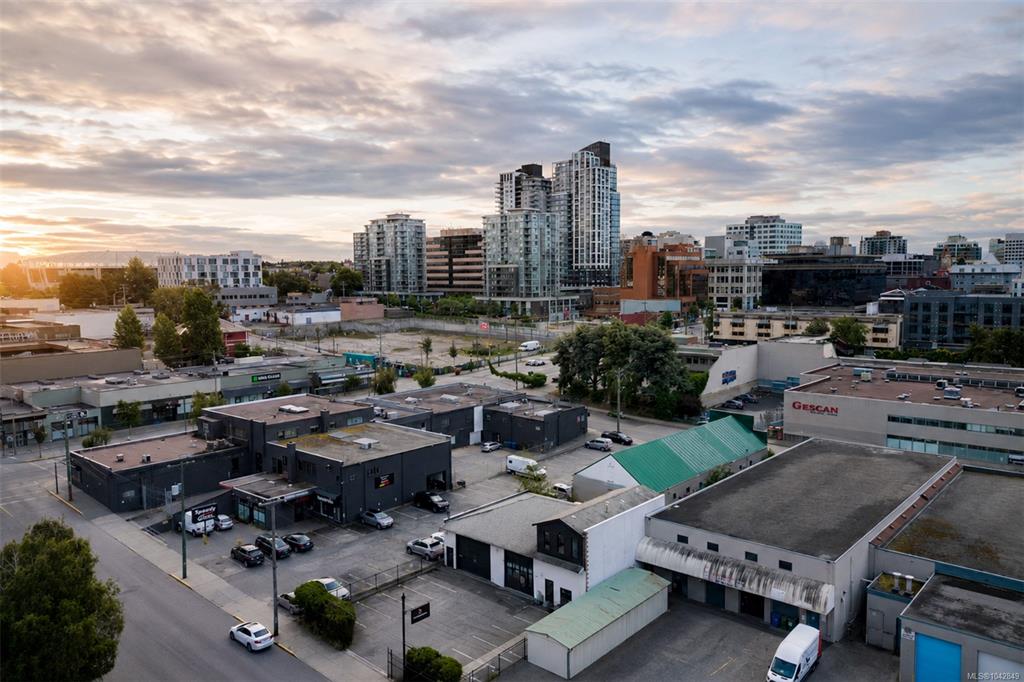 Fourth View of 639 Pembroke St, Victoria, BC, V8T 1H5
