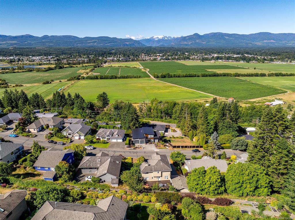 Third View of 1418 Valley View Dr, Courtenay, BC, V9N 8T3