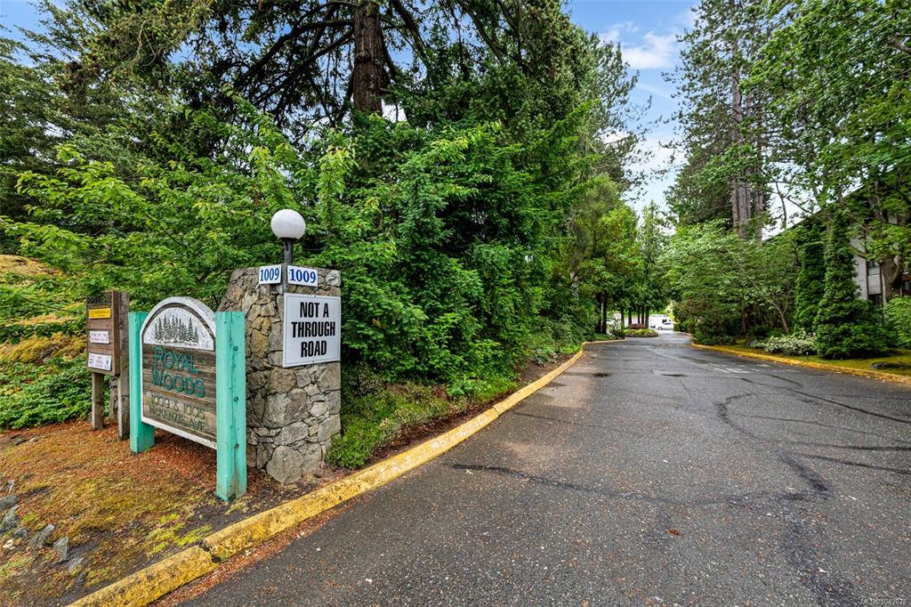 Fourth View of 1009 Mckenzie Ave, Saanich, BC, V8X 4B1