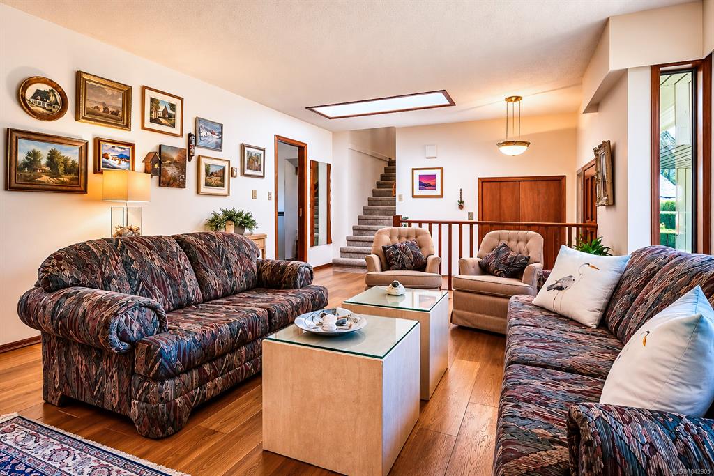 Fifth View of 730 Viaduct Ave E, Saanich, BC, V8Z 6N3