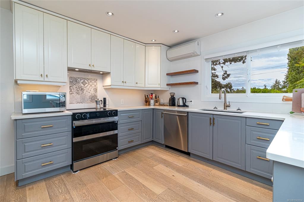Fifth View of 4030 Grange Rd, Saanich, BC, V8Z 4V3
