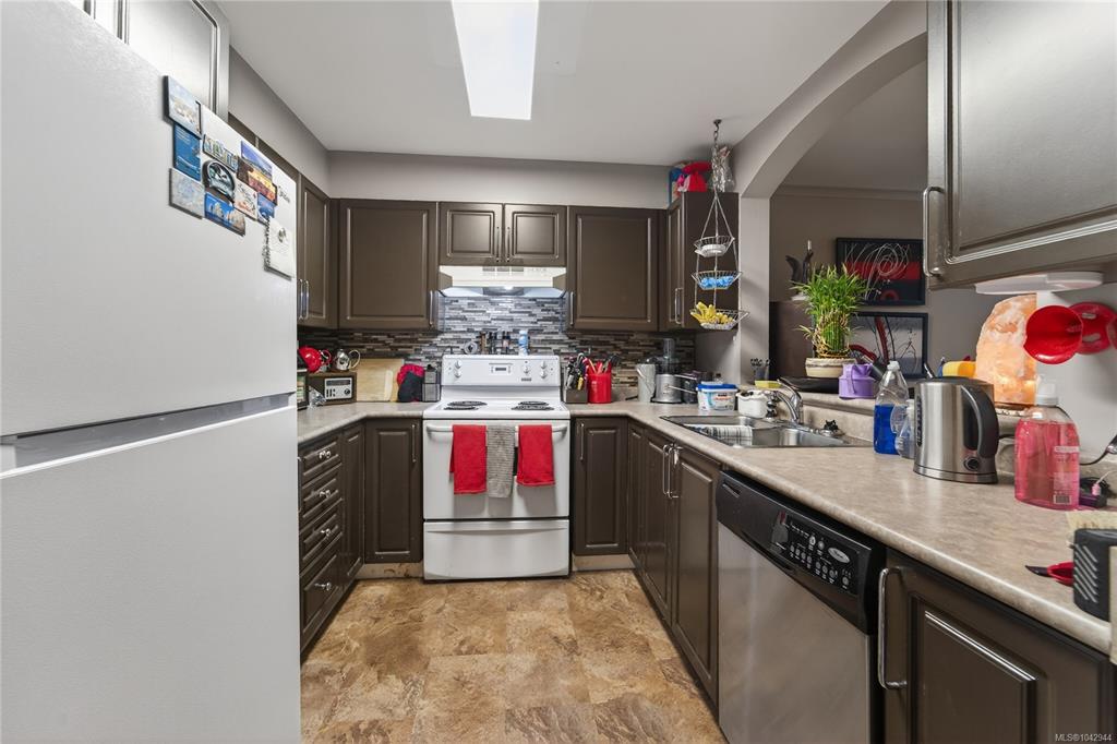 Third View of 799 Blackberry Rd, The Rainbow, Saanich, BC, V8X 5J3