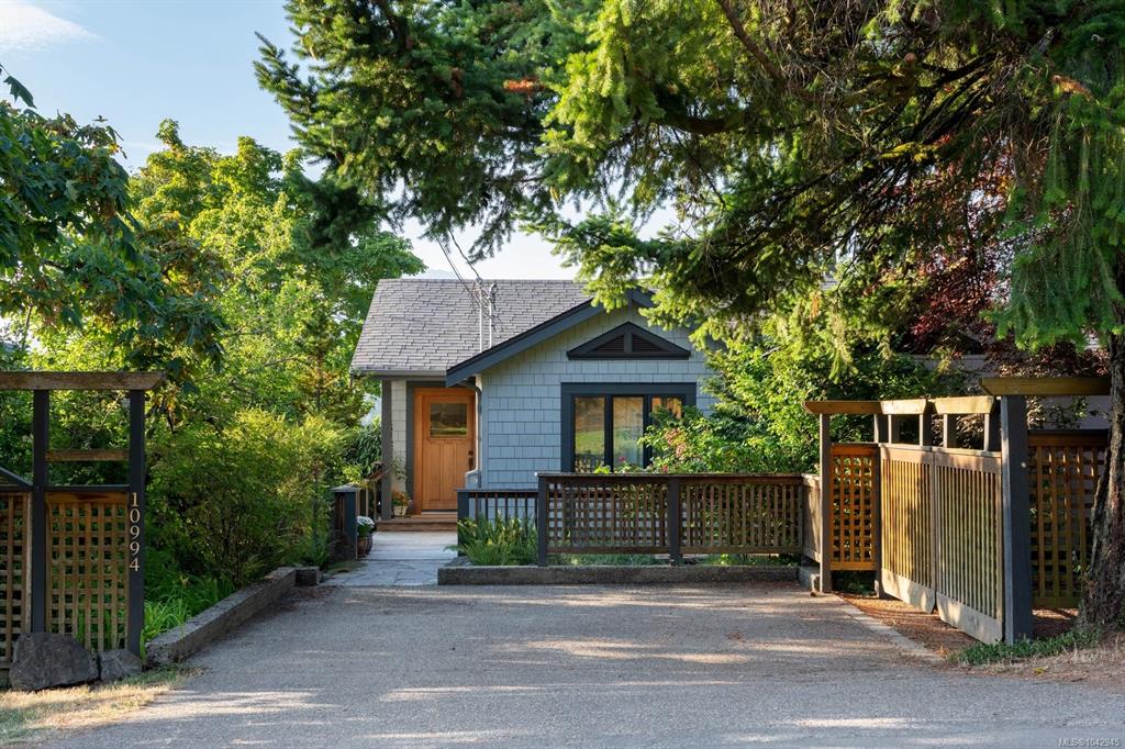 Third View of 10994 Madrona Dr, North Saanich, BC, V8L 5R7