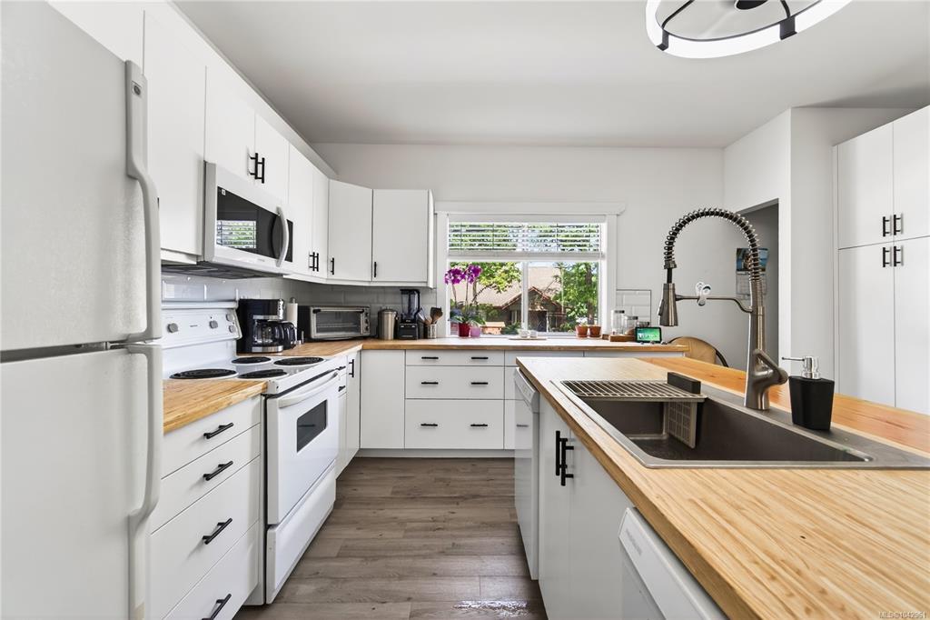 Fifth View of 203 Prideaux St, Nanaimo, BC, V9R 2M9