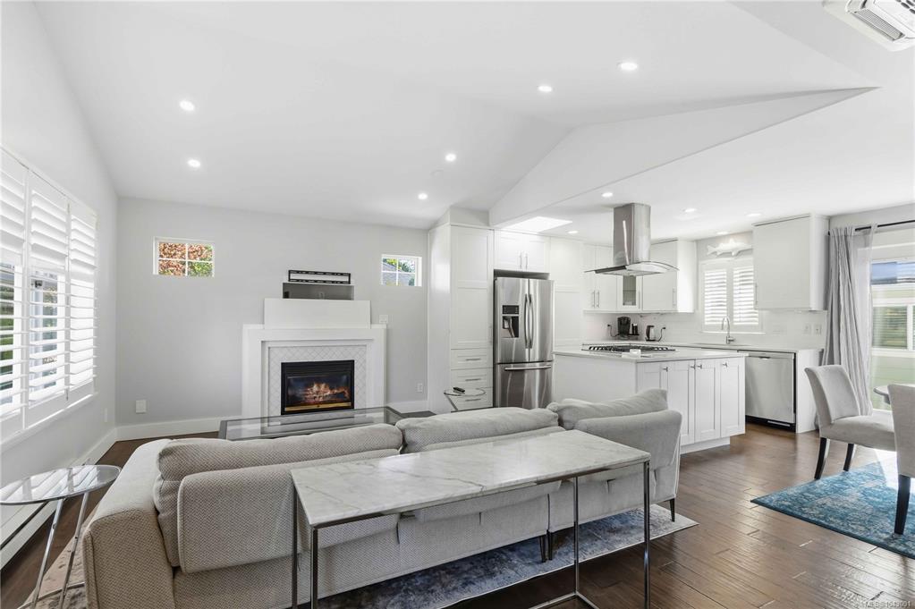 Third View of 2508 Shakespeare St, Victoria, BC, V8R 4G5