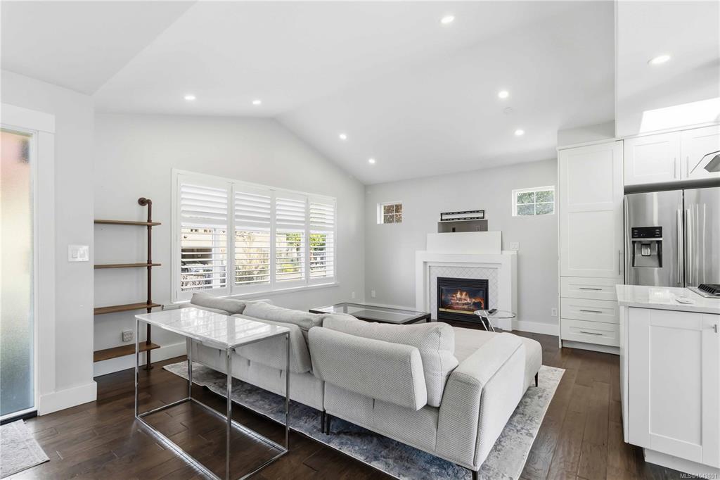 Fourth View of 2508 Shakespeare St, Victoria, BC, V8R 4G5