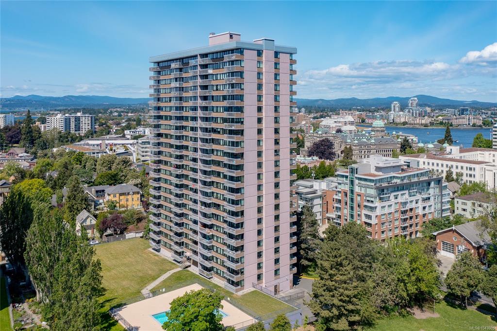 Third View of 647 Michigan St, Victoria, BC, V8V 1S9