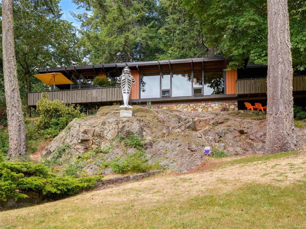 Third View of 945 Deerwood Pl, Saanich, BC, V8Y 1B2