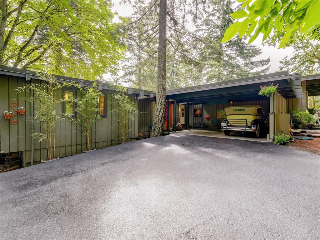 Fifth View of 945 Deerwood Pl, Saanich, BC, V8Y 1B2