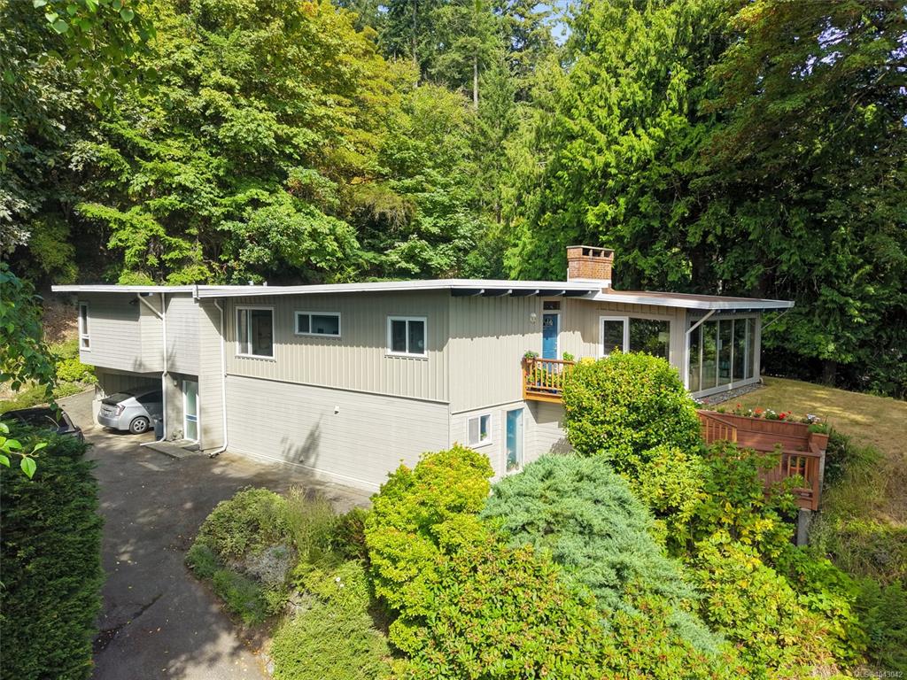 4902 Lochside Dr, 1043042, BC,