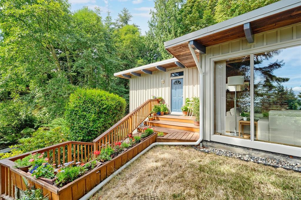 Third View of 4902 Lochside Dr, Saanich, BC, V8Y 2E6