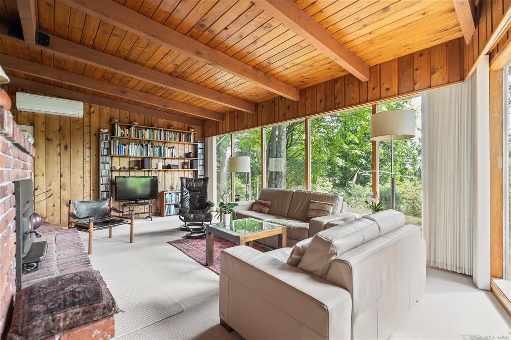 Fifth View of 4902 Lochside Dr, Saanich, BC, V8Y 2E6