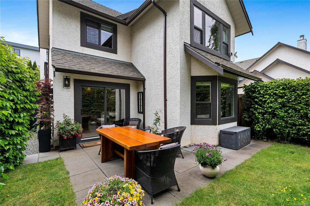 Third View of 977 Convent Pl, CONVENT PLACE, Victoria, BC, V8V 2Y9