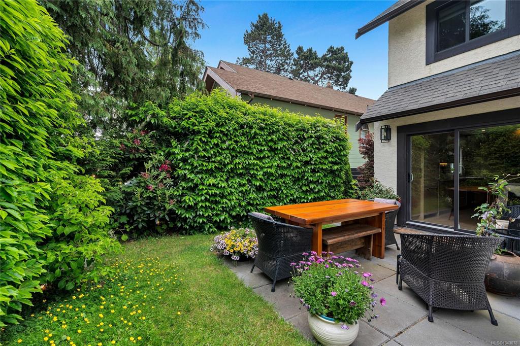 Fourth View of 977 Convent Pl, CONVENT PLACE, Victoria, BC, V8V 2Y9