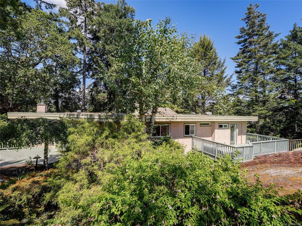 Third View of 1055 Thistlewood Dr, Saanich, BC, V8X 4V7