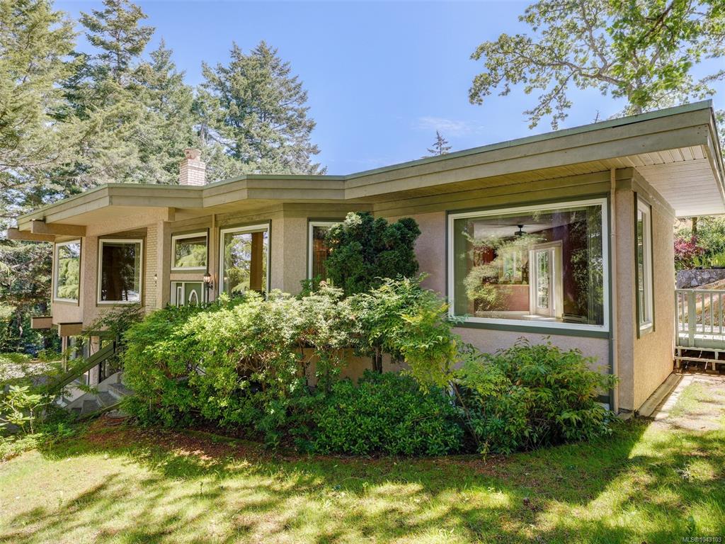 Fourth View of 1055 Thistlewood Dr, Saanich, BC, V8X 4V7