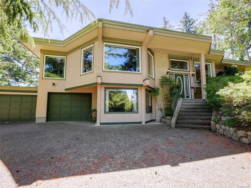 Fifth View of 1055 Thistlewood Dr, Saanich, BC, V8X 4V7
