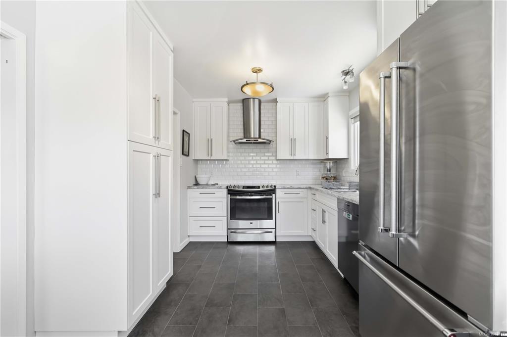 Fifth View of 1909 Ferndale Rd, Saanich, BC, V8N 2Y4