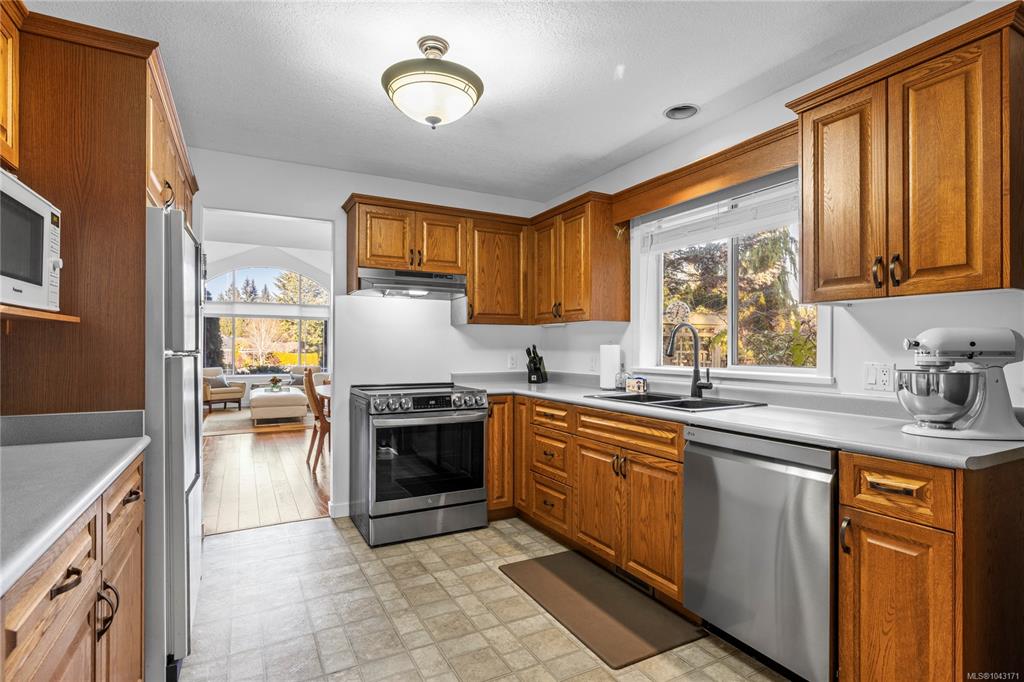 Third View of 745 Redwood Dr, Qualicum Beach, BC, V9K 2J2