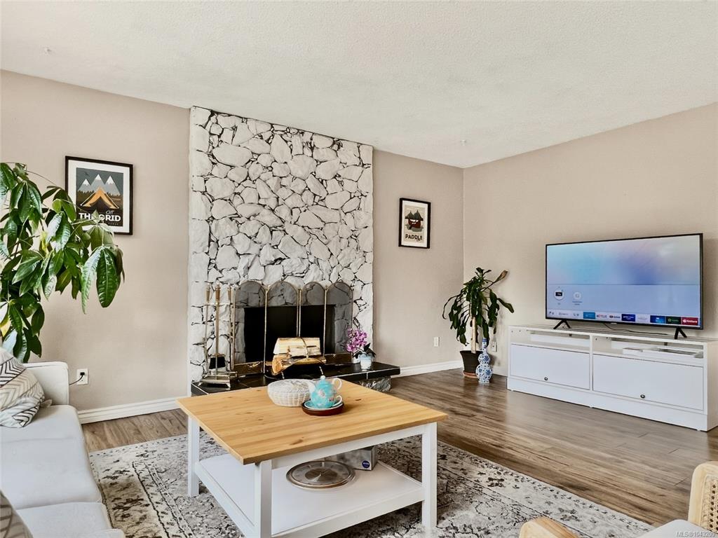 Fifth View of 4378 Torrington Pl, Saanich, BC, V8N 4T8