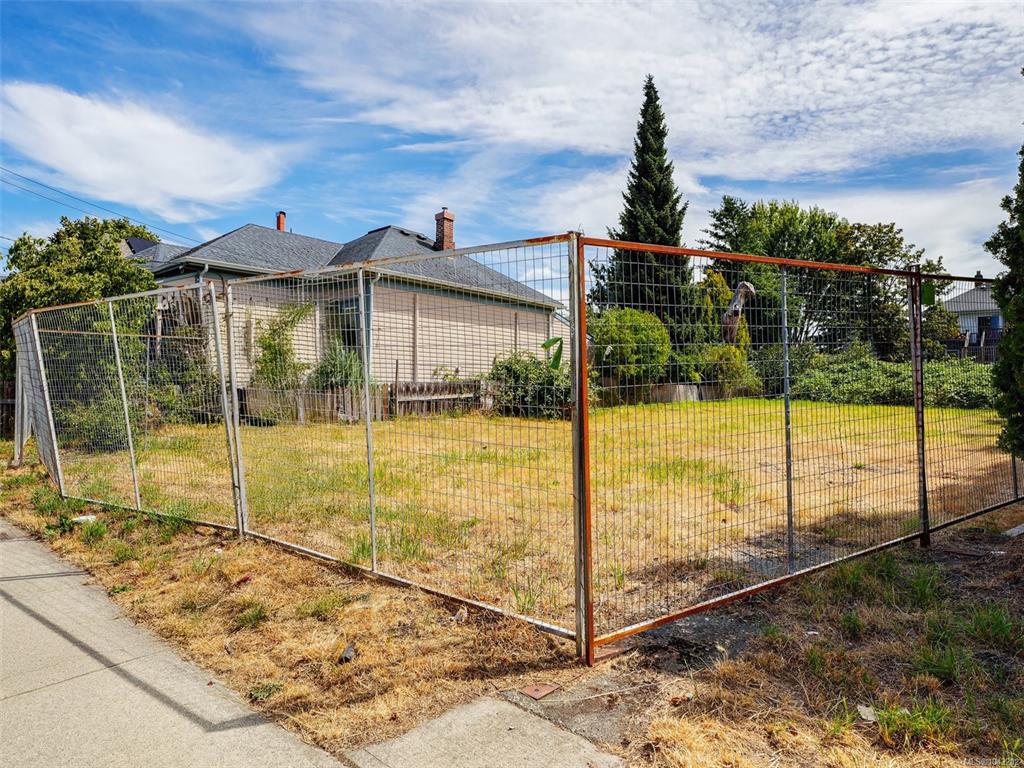 Fifth View of 1115 Caledonia Ave, Victoria, BC, V8T 1E9