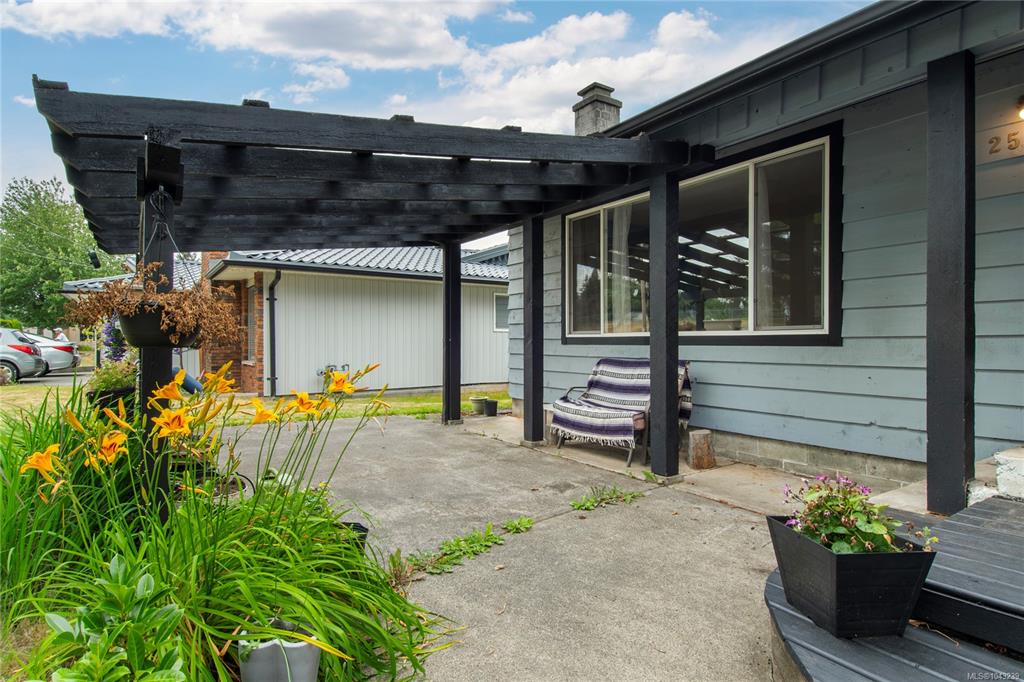 Fourth View of 2505 Alder St S, Campbell River, BC, V9W 5T3