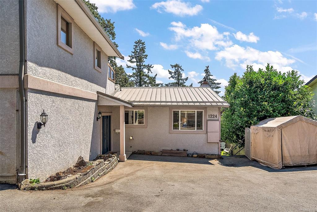 Third View of 1224 Mariposa Ave, Saanich, BC, V8Z 6P4