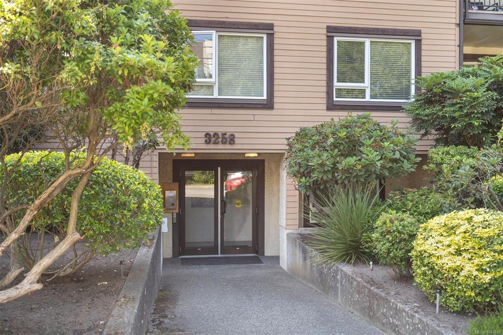 Third View of 3258 Alder St, Alder Manor, Saanich, BC, V8X 1P2