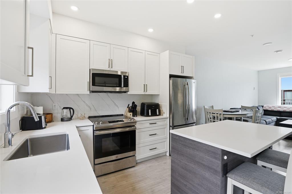 1726 Kerrisdale Rd, 1043345, BC,