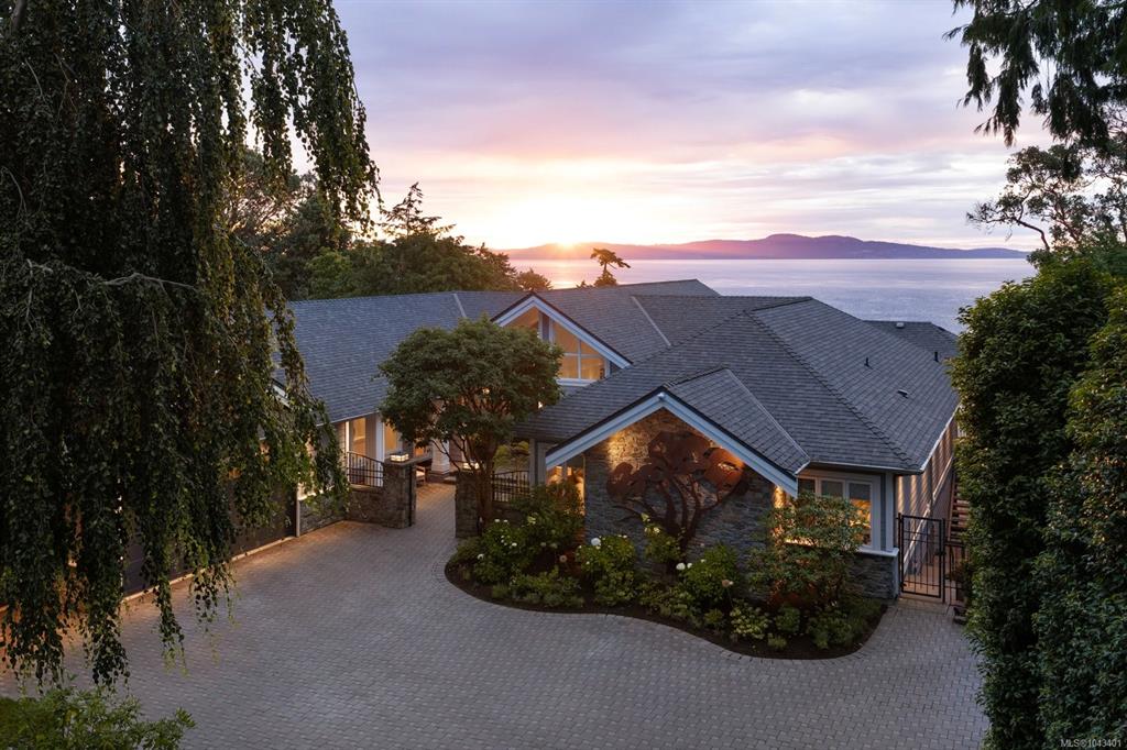 Third View of 2226 Arbutus Rd, Saanich, BC, V8N 1V3
