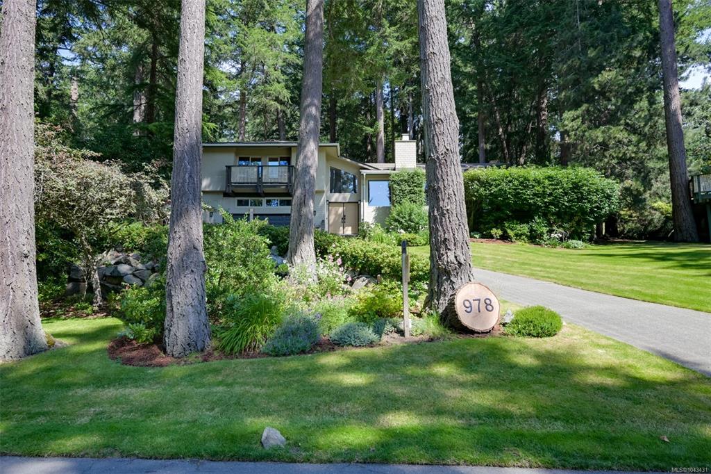 978 Fir Tree Glen, 1043431, BC,