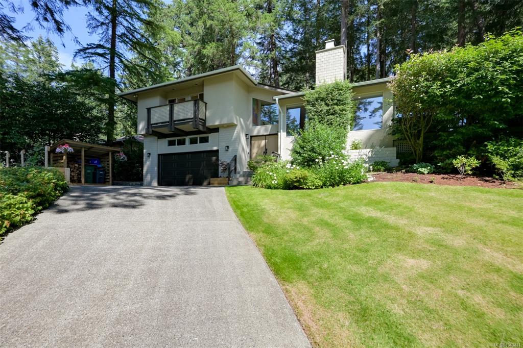 Fourth View of 978 Fir Tree Glen, Saanich, BC, V8X 5B7
