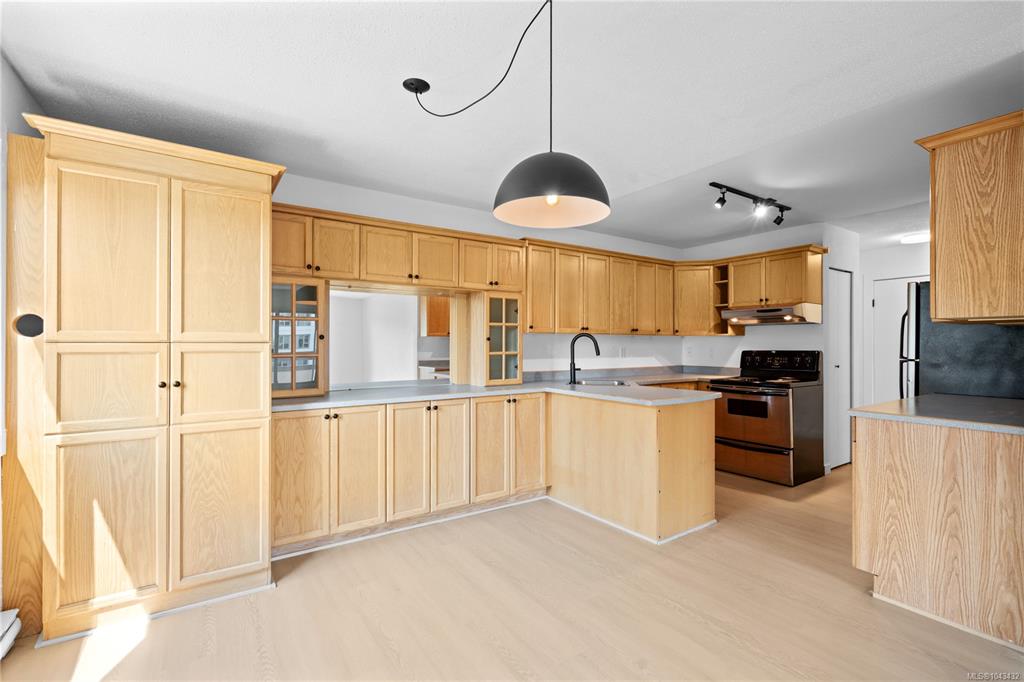Fifth View of 3235 Quadra St, Saanich, BC, V8X 1G4