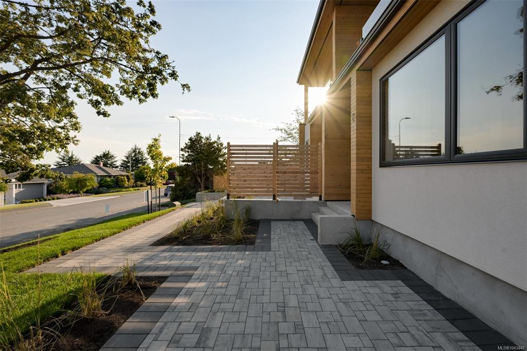 Fifth View of 3080 Oakdowne Rd, Oak Bay, BC, V8R 5N9