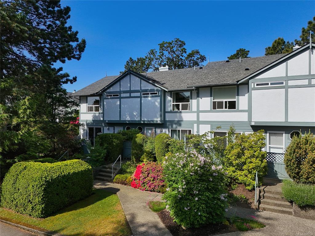 Fifth View of 3008 Quadra St, Victoria, BC, V8T 4G3