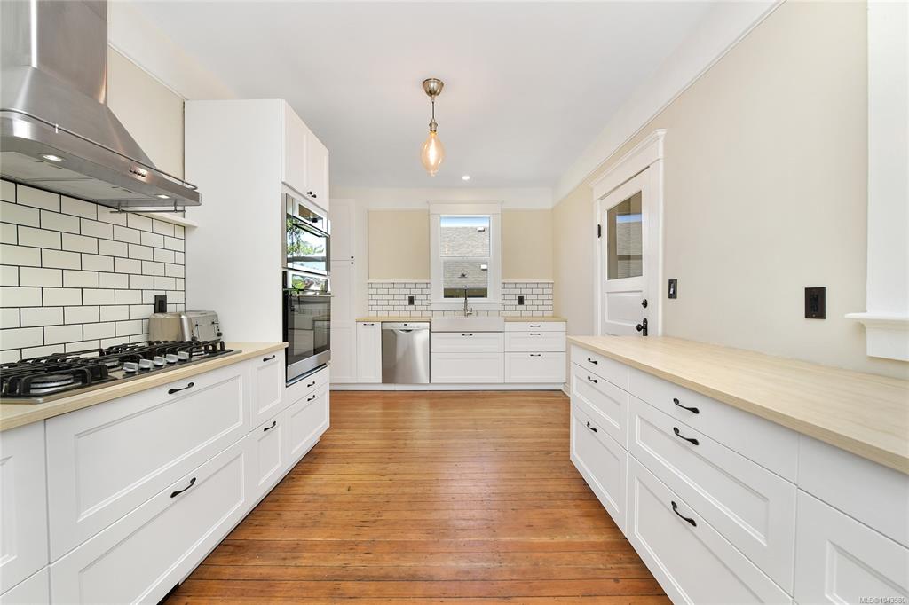 Fifth View of 1597 Monterey Ave, Oak Bay, BC, V8R 5V3