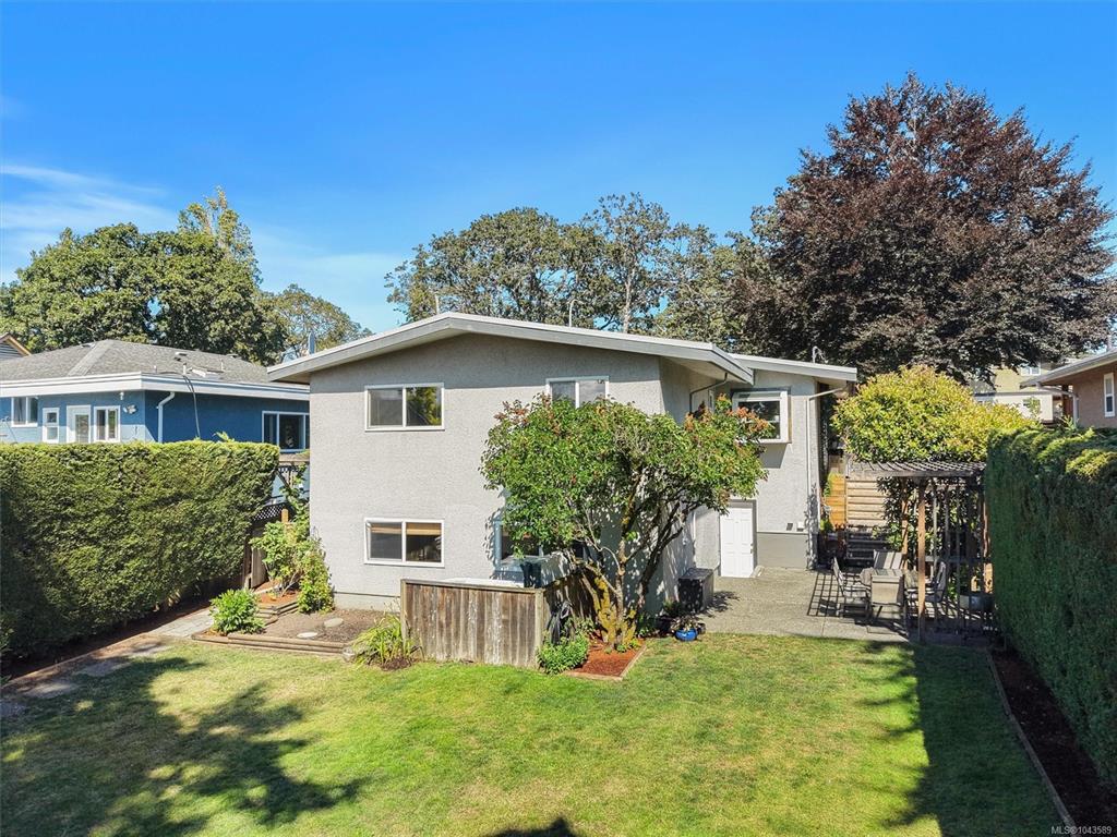 Third View of 3552 Elliston Ave, Saanich, BC, V8X 1R5