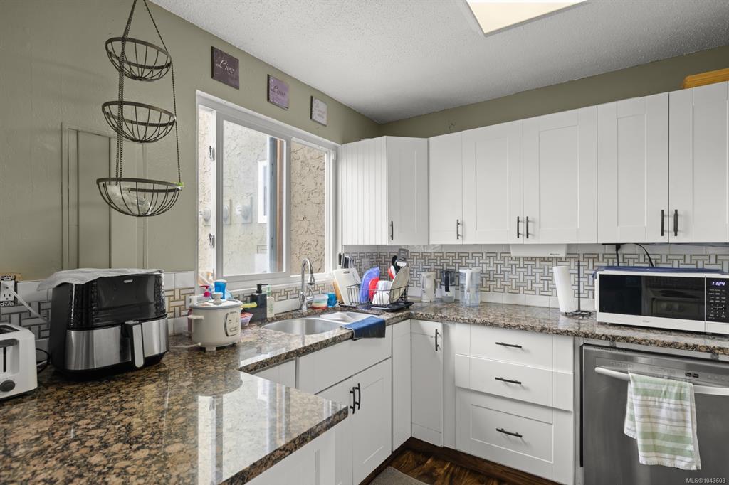 Fourth View of 10070 Fifth St, Sidney, BC, V8L 2X9