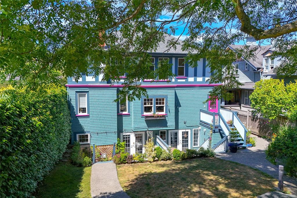 Third View of 609 Suit St, Victoria, BC, V8V 4C5