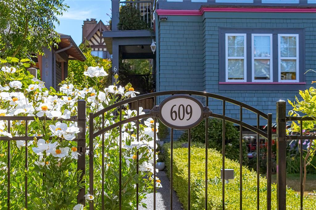 Fifth View of 609 Suit St, Victoria, BC, V8V 4C5